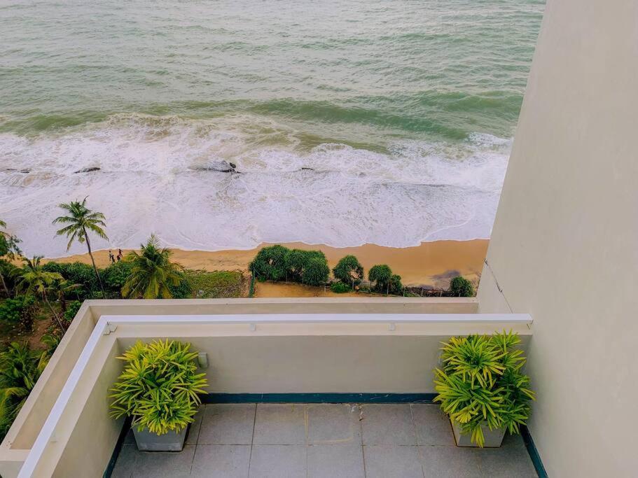 Masa Beach Front Apartment Uswetakeiyawa Ja-Ela Kültér fotó